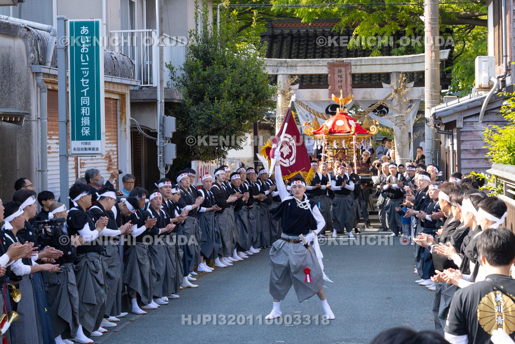 石川県 美川おかえり祭り 神幸祭 神輿と青年団(旗手)