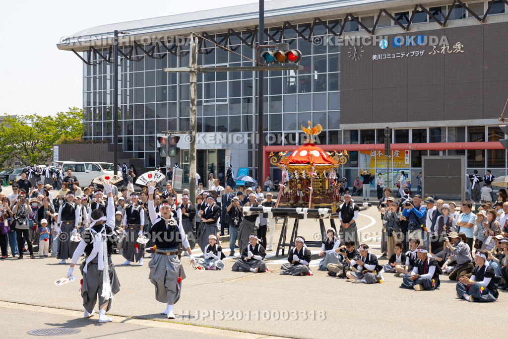 石川県　美川おかえり祭り　神幸祭　神輿と青年団