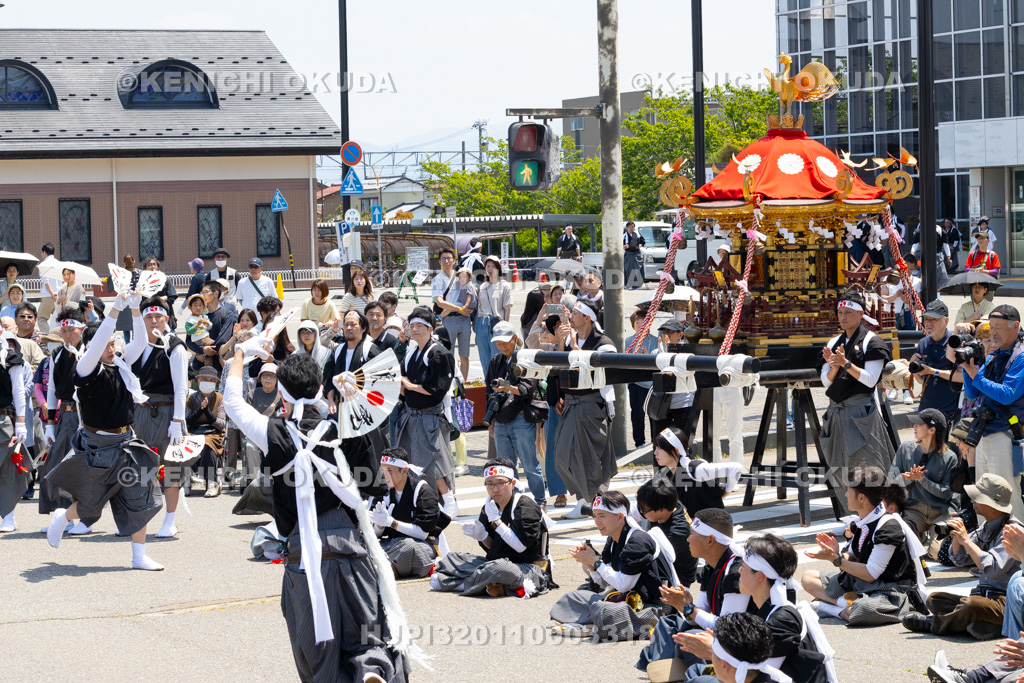 石川県　美川おかえり祭り　神幸祭　神輿と青年団