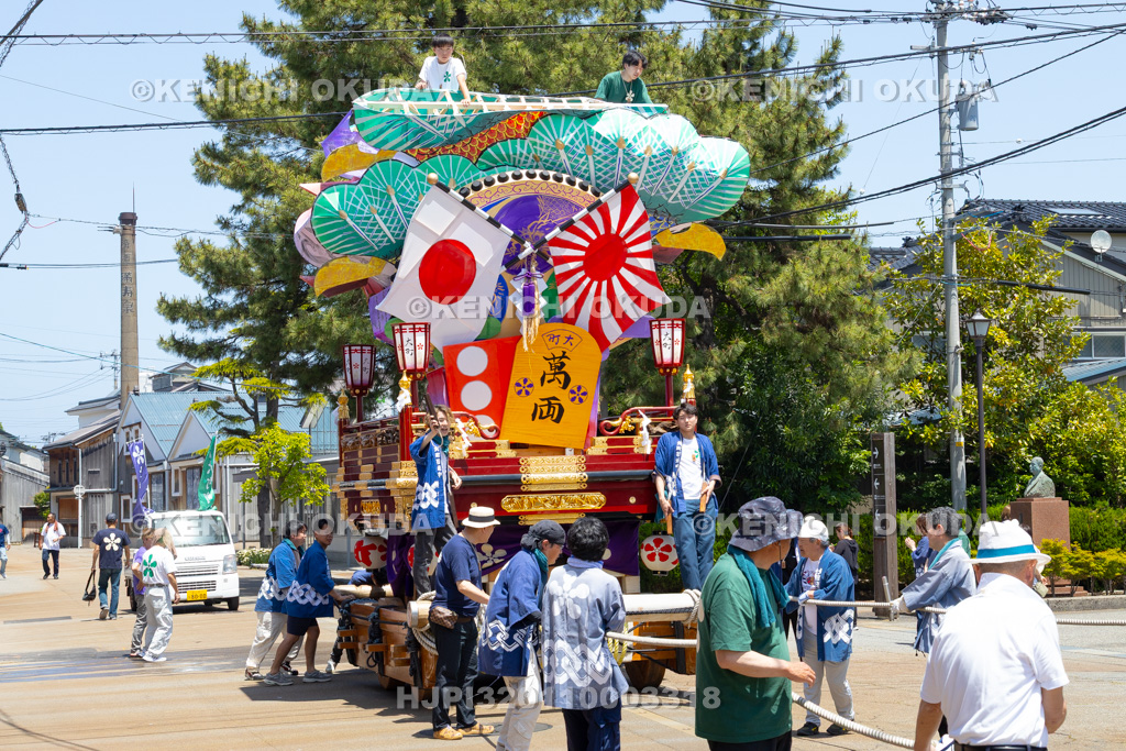 富山県　岩瀬曳山車祭　練り歩き（大町）