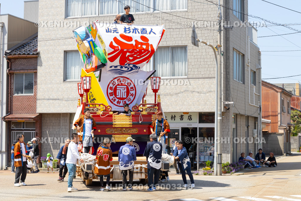 富山県　岩瀬曳山車祭　練り歩き（永割）