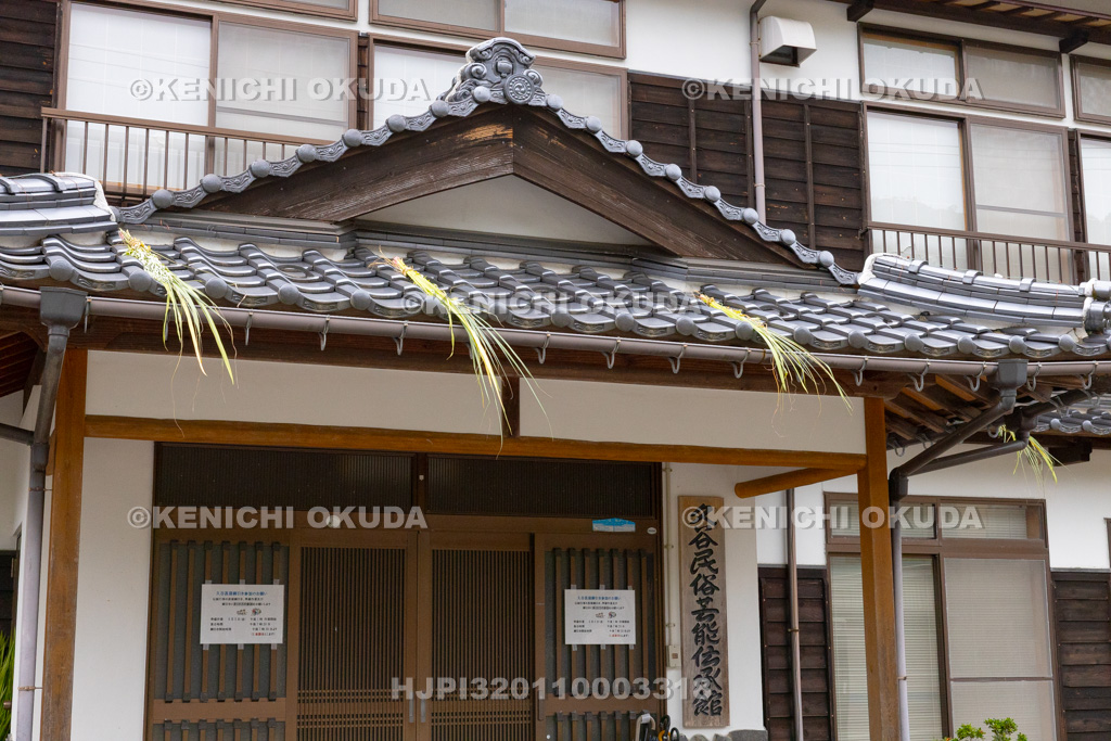 兵庫県　但馬久谷の菖蒲綱引き　屋根に上げられた菖蒲・よもぎ・すすき