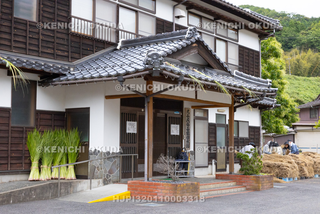 兵庫県 但馬久谷の菖蒲綱引き 屋根に上げられた菖蒲・よもぎ・すすき