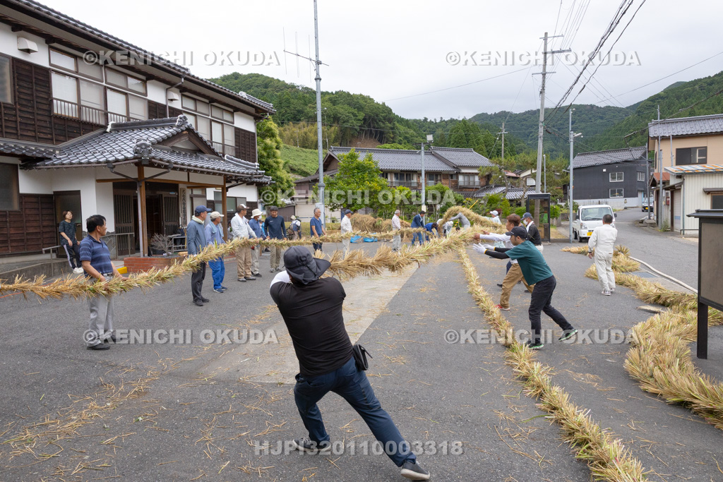 兵庫県 但馬久谷の菖蒲綱引き 綱編み