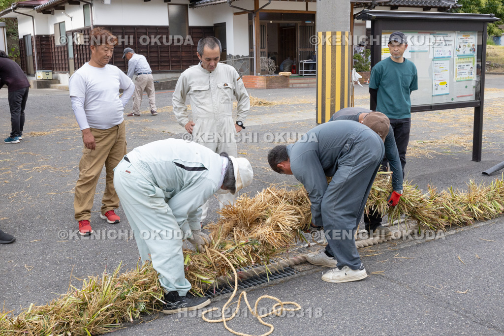 兵庫県 但馬久谷の菖蒲綱引き 綱のつなぎ合わせ
