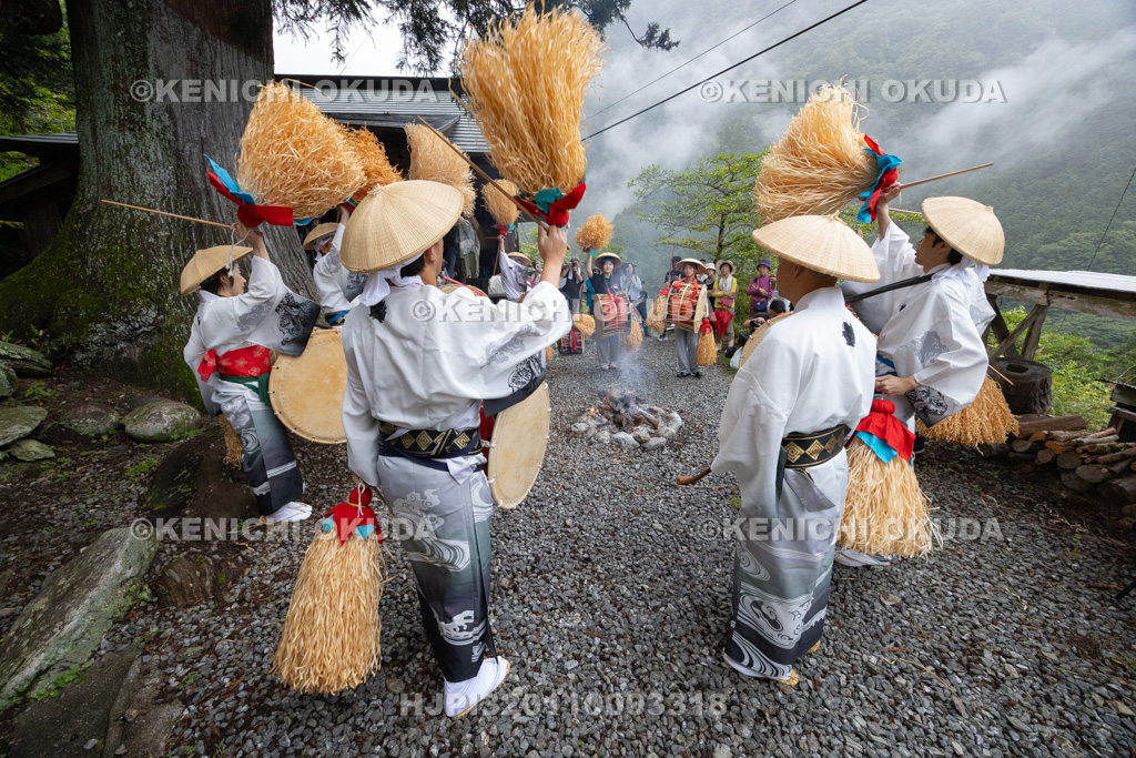 高知県　椿山虫送り・太鼓踊り　氏仏堂（椿山百花堂）前