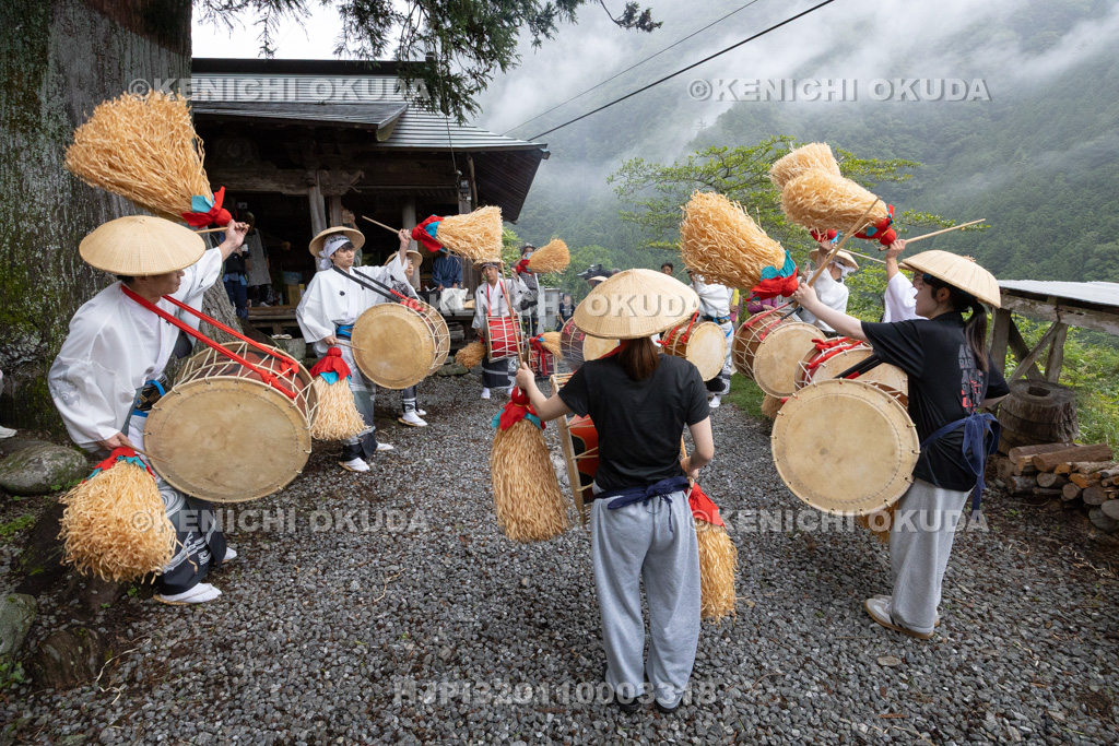 高知県　椿山虫送り・太鼓踊り　氏仏堂（椿山百花堂）前