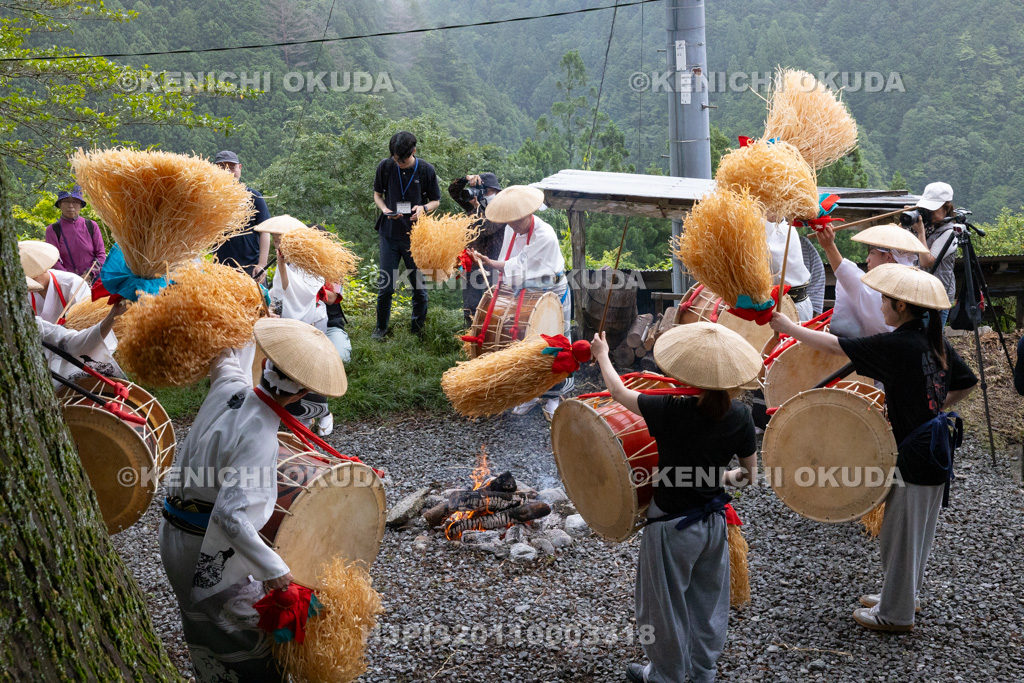 高知県　椿山虫送り・太鼓踊り　氏仏堂（椿山百花堂）前