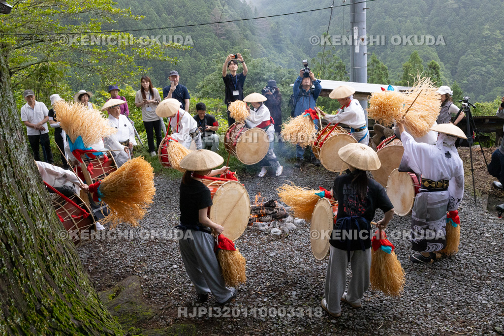 高知県　椿山虫送り・太鼓踊り　氏仏堂（椿山百花堂）前