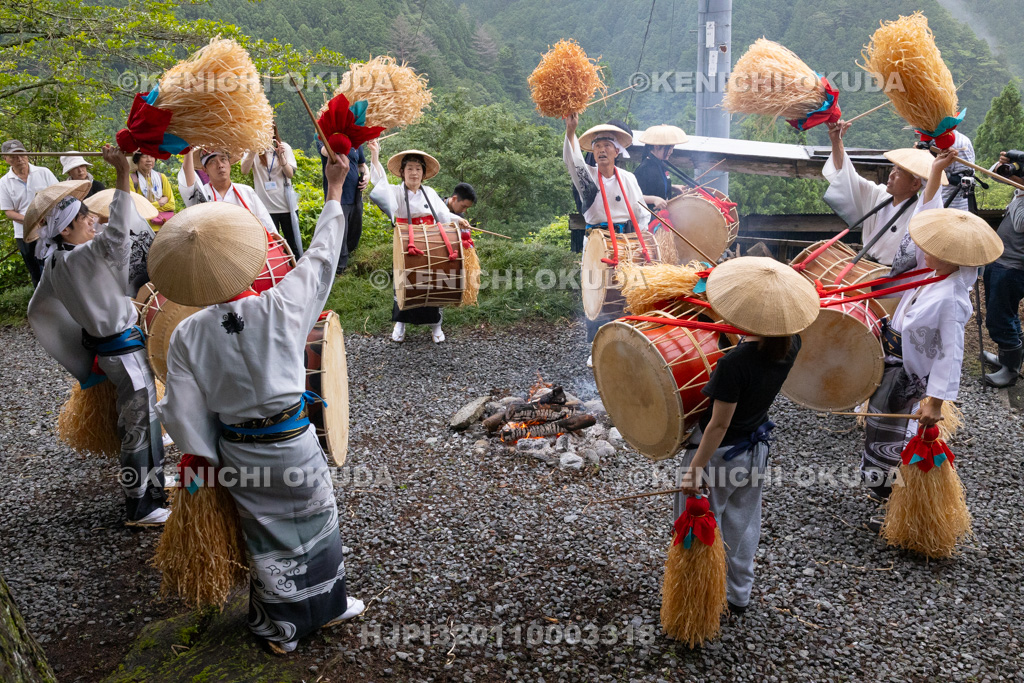 高知県　椿山虫送り・太鼓踊り　氏仏堂（椿山百花堂）前