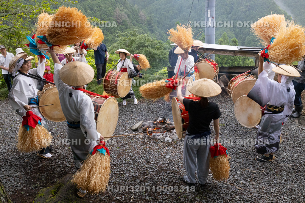 高知県 椿山虫送り・太鼓踊り 氏仏堂(椿山百花堂)前