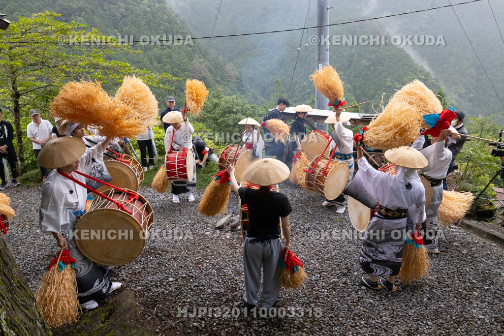 高知県 椿山虫送り・太鼓踊り 氏仏堂(椿山百花堂)前
