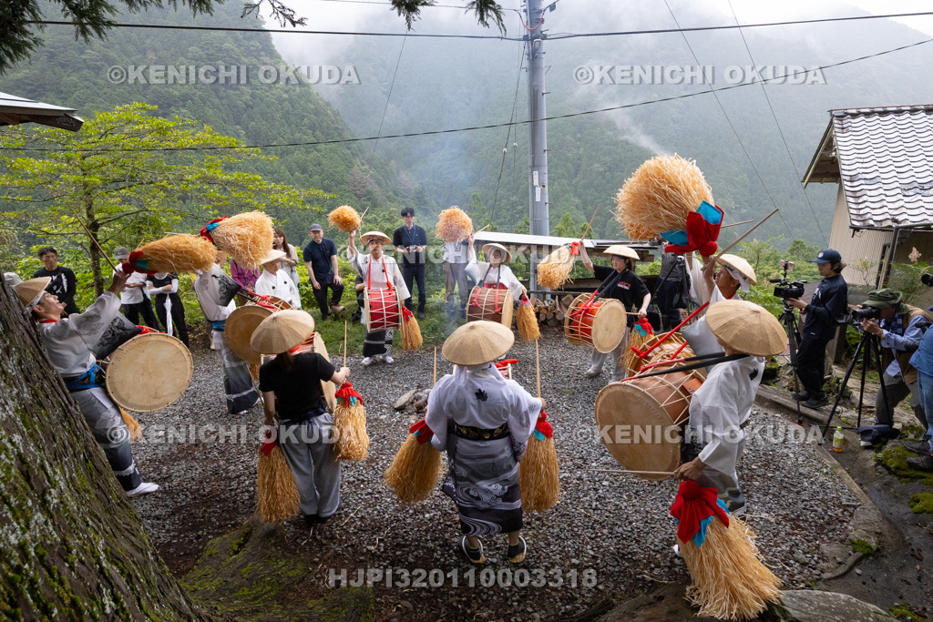 高知県 椿山虫送り・太鼓踊り 氏仏堂(椿山百花堂)前