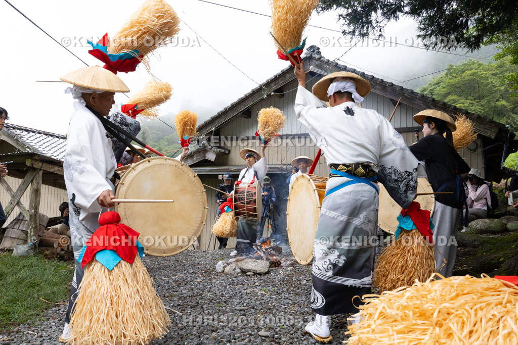 高知県　椿山虫送り・太鼓踊り　氏仏堂（椿山百花堂）前