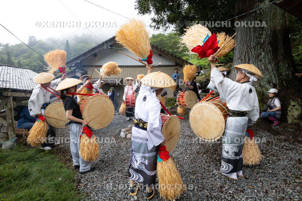 高知県 椿山虫送り・太鼓踊り 氏仏堂(椿山百花堂)前