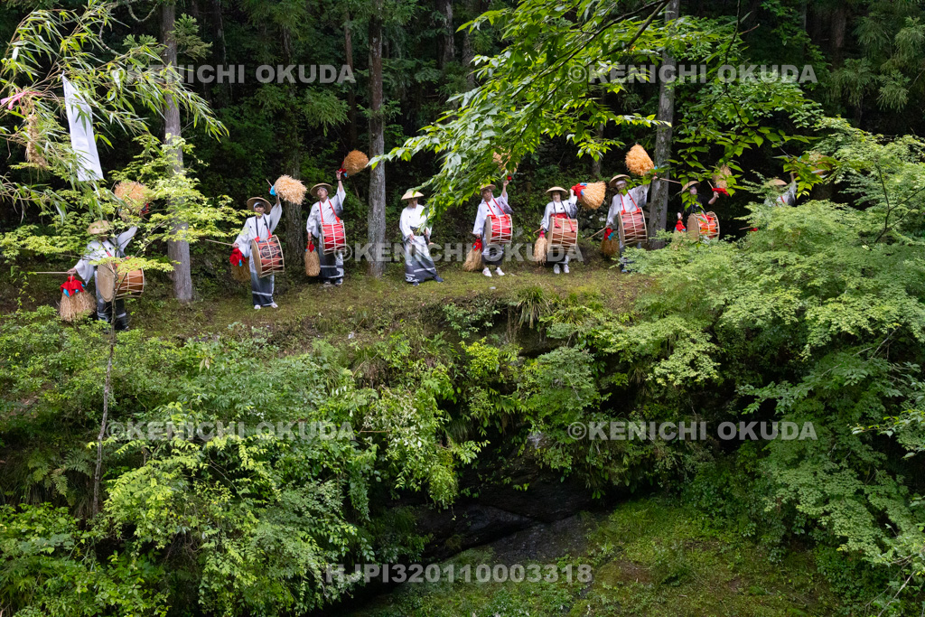 高知県 椿山虫送り・太鼓踊り 大野椿山川の谷にて
