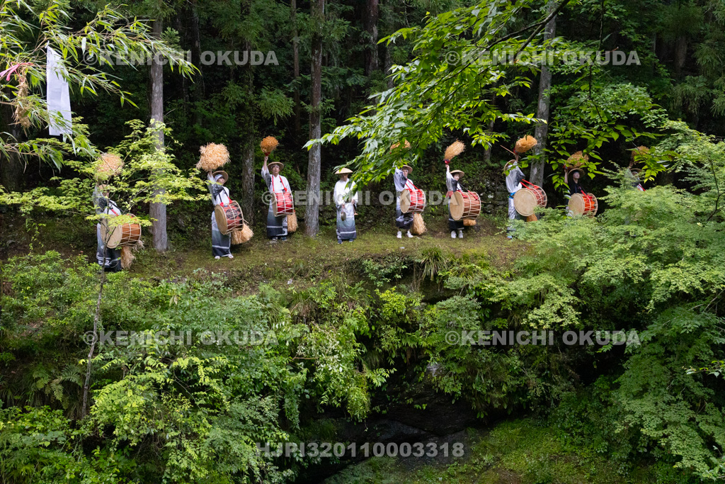 高知県 椿山虫送り・太鼓踊り 大野椿山川の谷にて