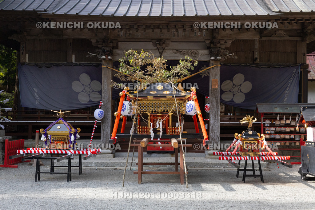 山梨県　平野天満宮　天王祭　神輿と拝殿