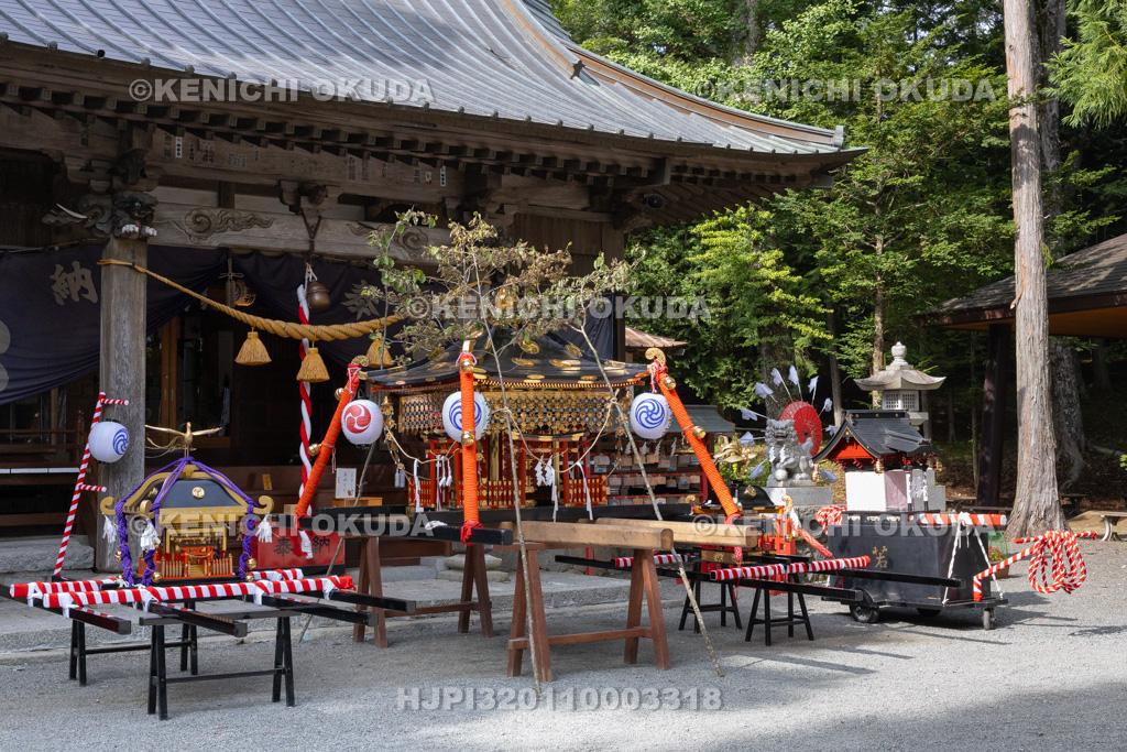 山梨県　平野天満宮　天王祭　神輿と拝殿