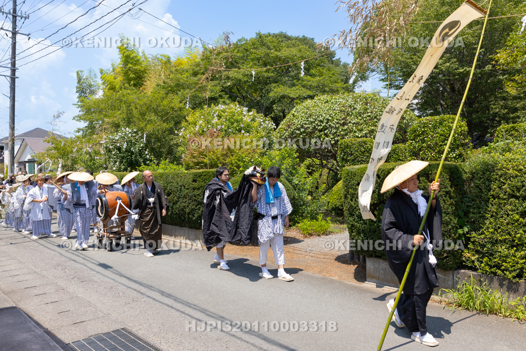 福島県　御宝殿の稚児田楽・風流　鉾分旗手ほか神社へ参進