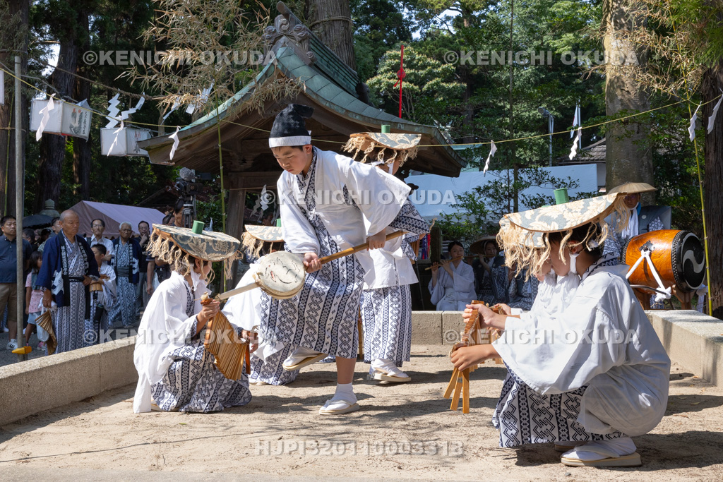 福島県　御宝殿の稚児田楽・風流　田楽演奏（神前常設舞台）