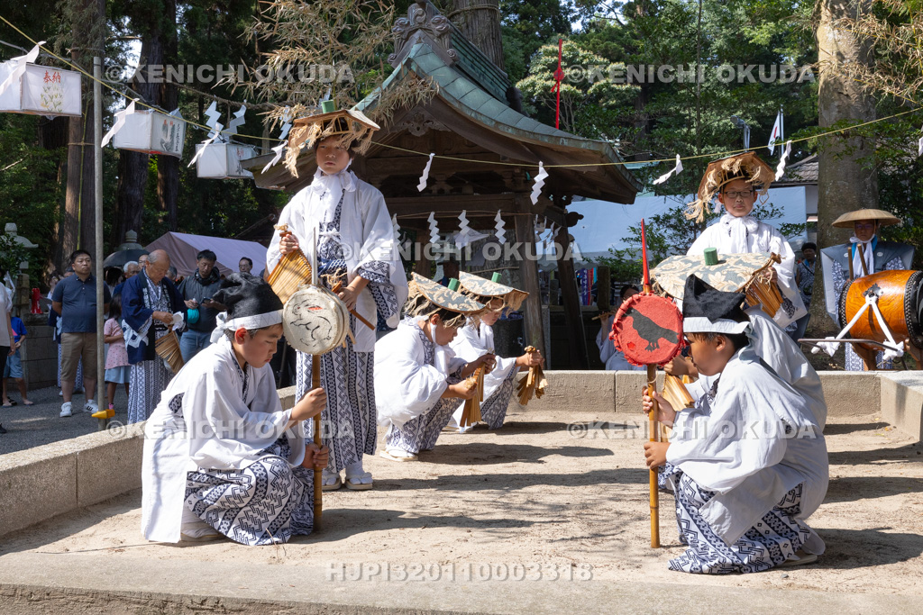 福島県　御宝殿の稚児田楽・風流　田楽演奏（神前常設舞台）