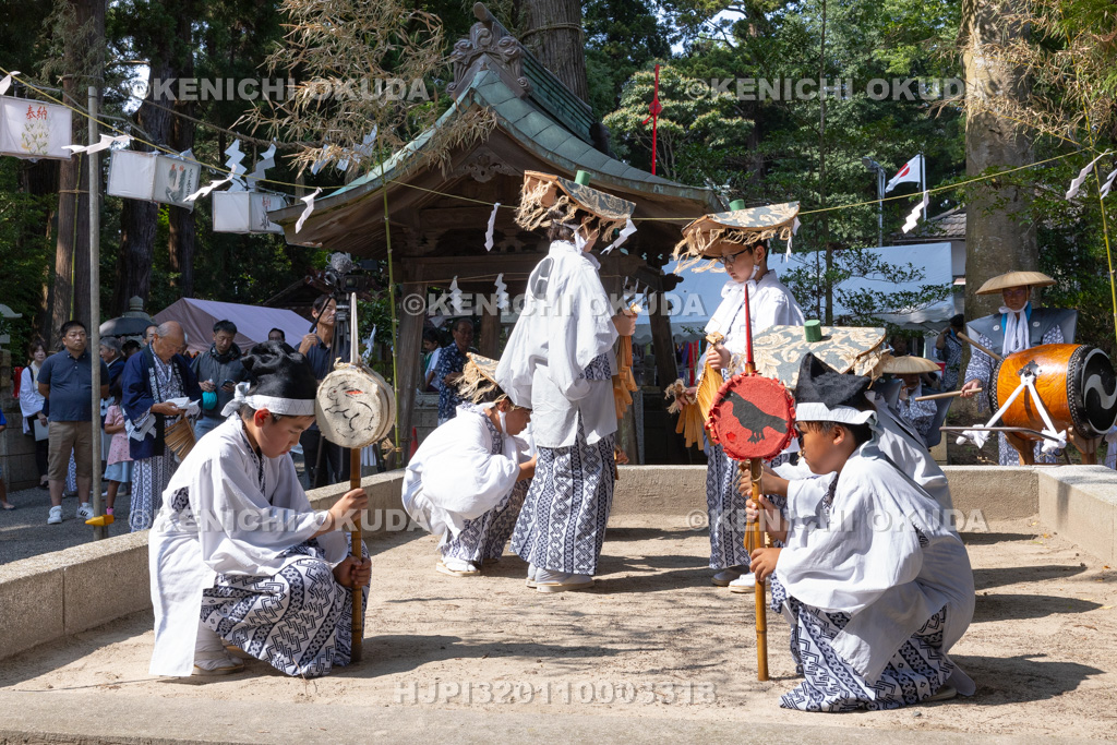 福島県　御宝殿の稚児田楽・風流　田楽演奏（神前常設舞台）
