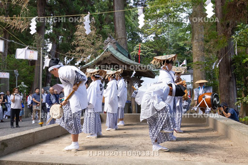 福島県　御宝殿の稚児田楽・風流　田楽演奏（神前常設舞台）