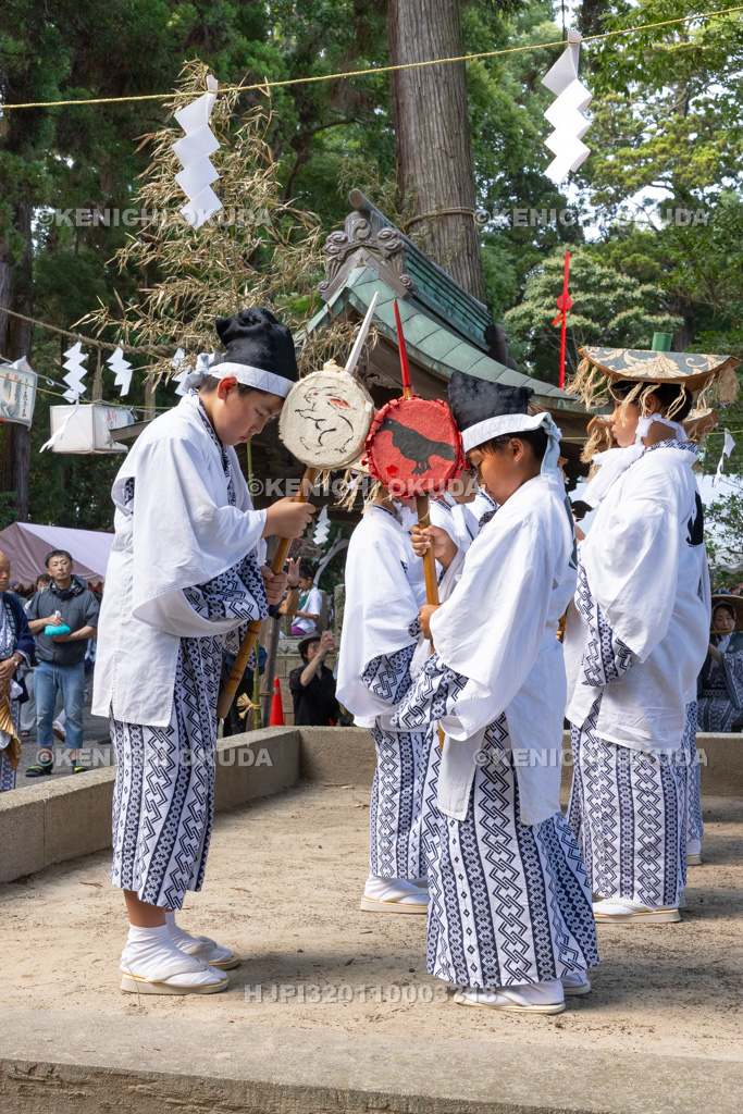 福島県　御宝殿の稚児田楽・風流　田楽演奏（神前常設舞台）