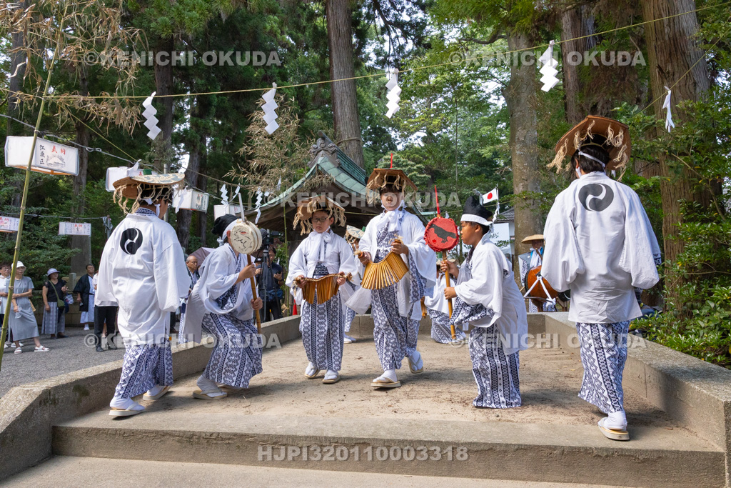 福島県　御宝殿の稚児田楽・風流　田楽演奏（神前常設舞台）