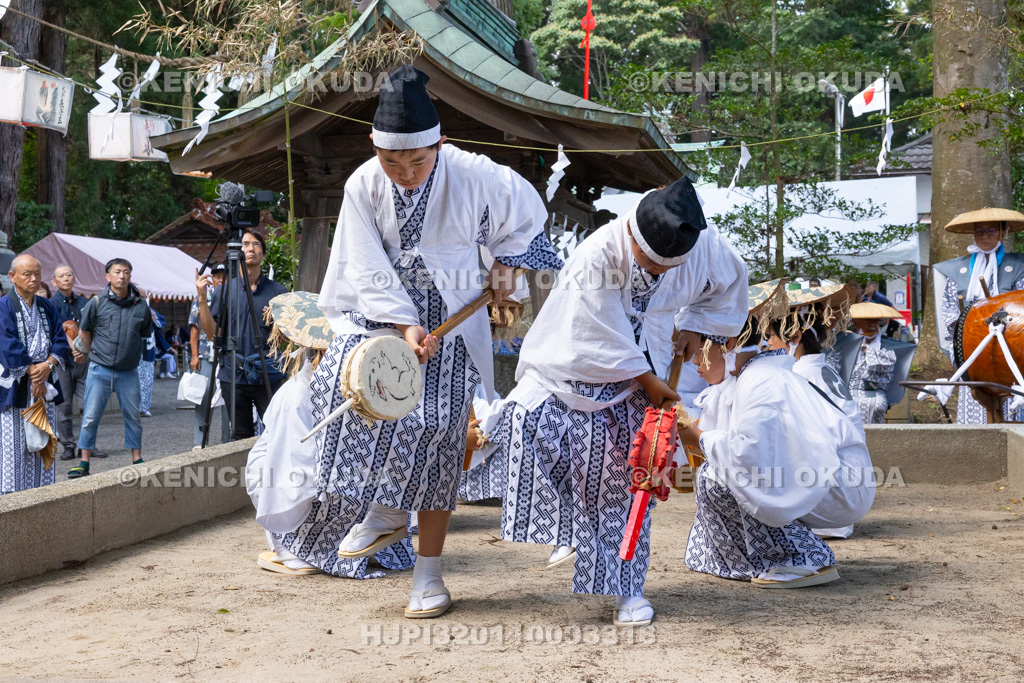 福島県　御宝殿の稚児田楽・風流　田楽演奏（神前常設舞台）