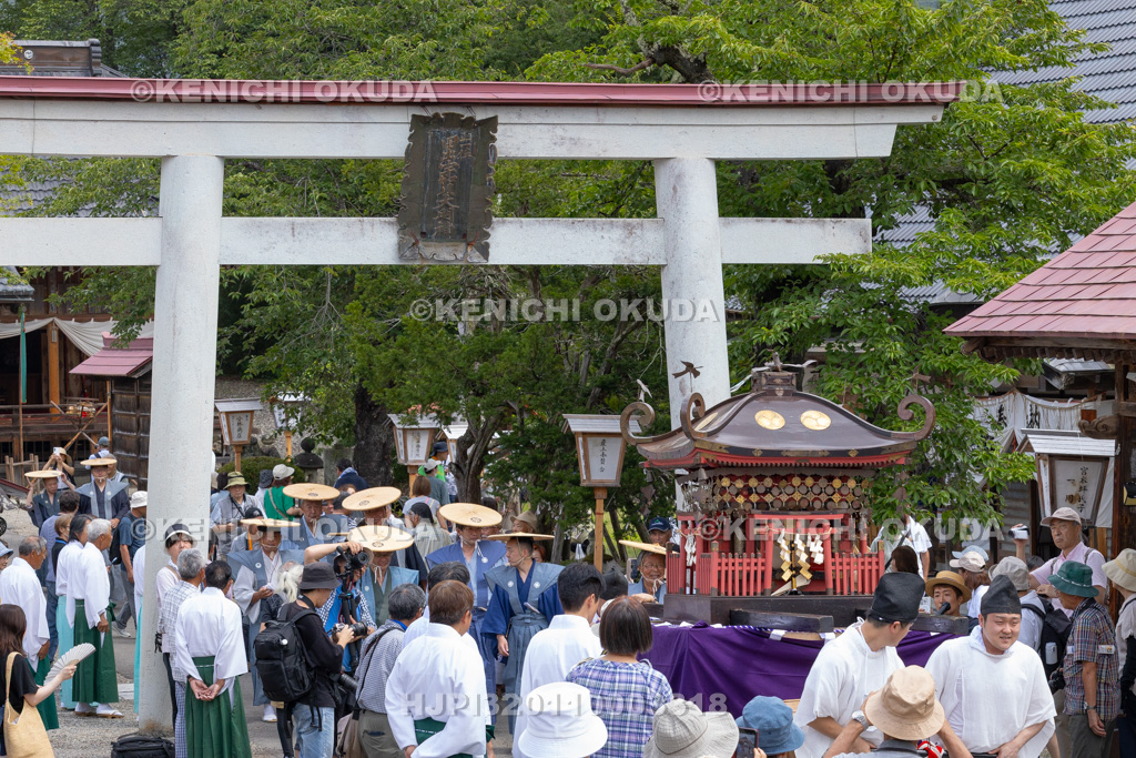 福島県　会津田島祇園祭　渡御祭　神輿渡御　発輿